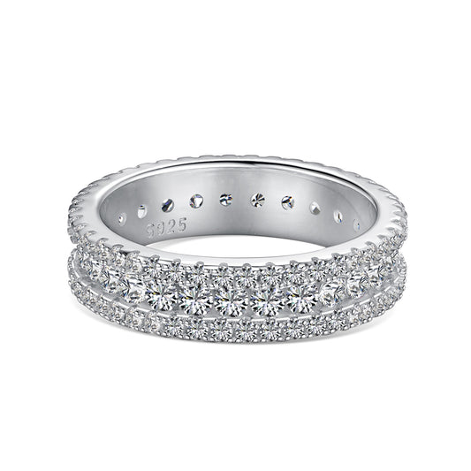 The studded band met clear stone. Een 925 zilveren ring met rhodium-plating, hand ingezet met 5a cubic zirkonia.