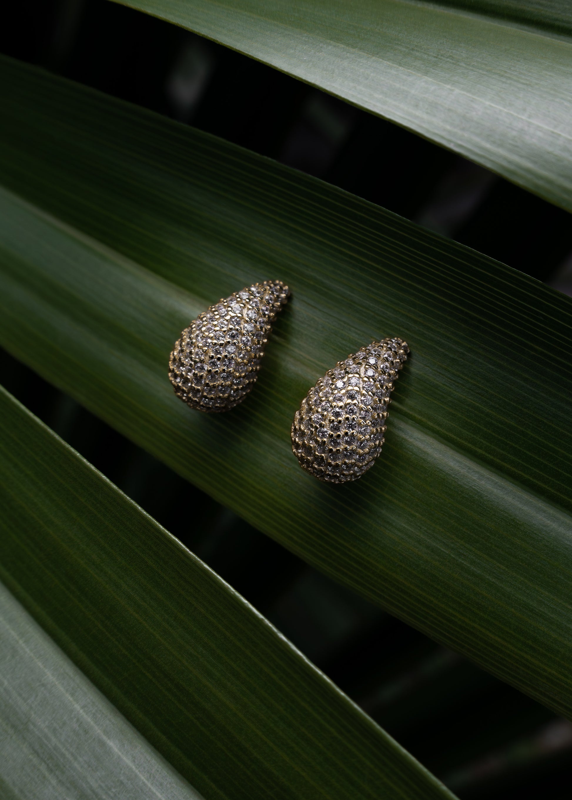 Druppelvormige studs van 925 zilver met 14k gold plating